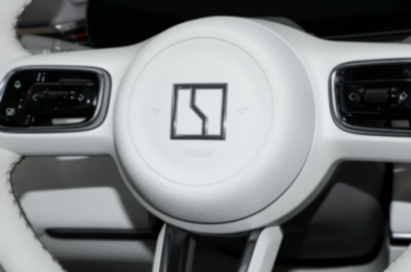 入門即頂配,標配800V快充,軸距超2米9,極氪7X劍指Model Y?